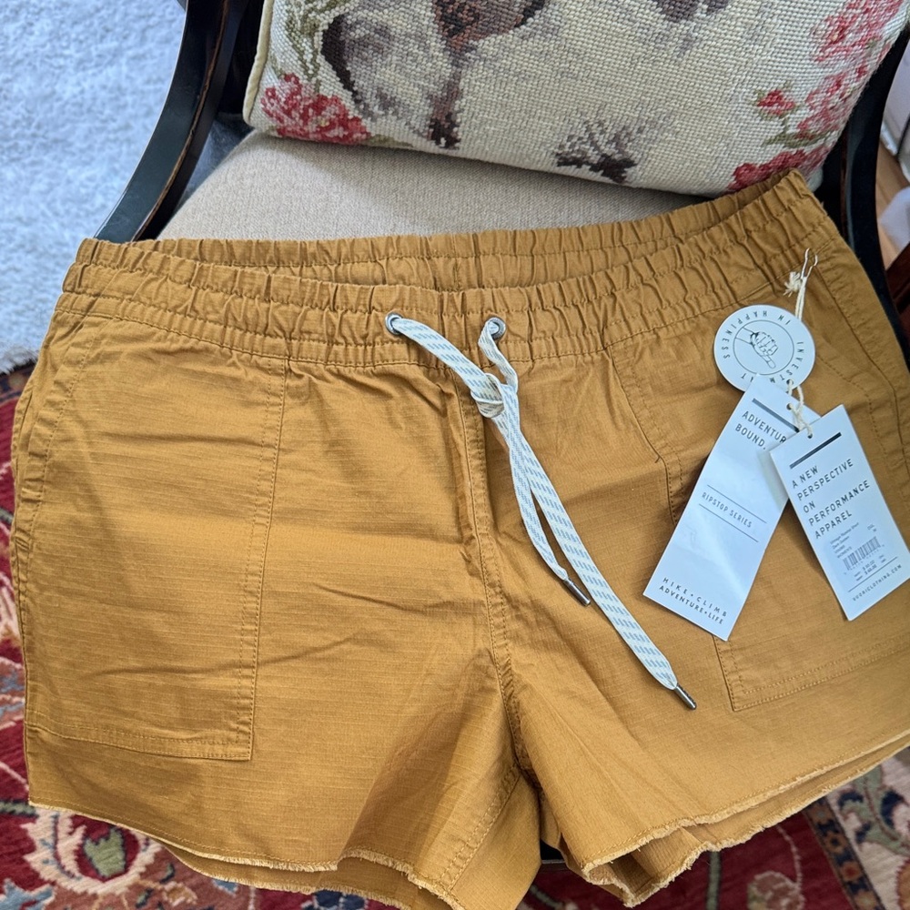 Vuori Women's Golden Cargo Shorts